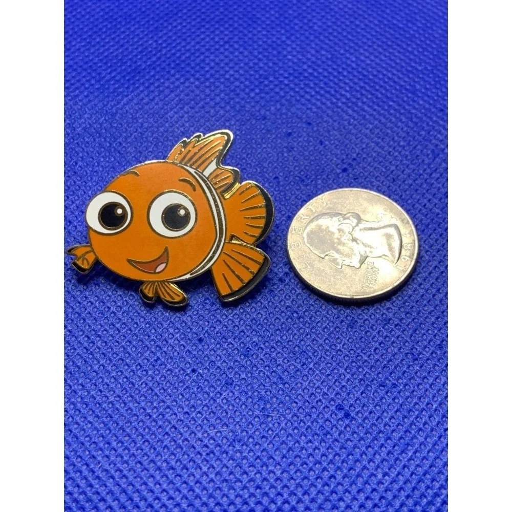 2004 Finding Nemo Disney pin Pixar Open Edition Vintage Large